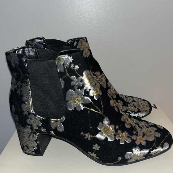 NWT/NIB Anne Klein Akgorgia slip on ankle boots size 7. Silver & gold flowers - Picture 5 of 14